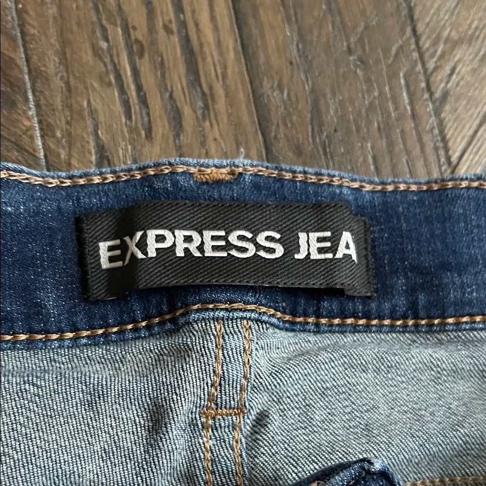 Express Distressed Jean Shorts Size 6 - Picture 2 of 4